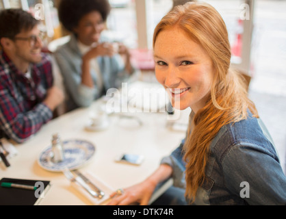 Gli amici sorseggiando caffè nella caffetteria