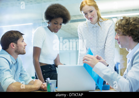 La gente di affari di parlare in riunione Foto Stock