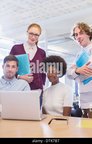 La gente di affari sorridente in riunione Foto Stock