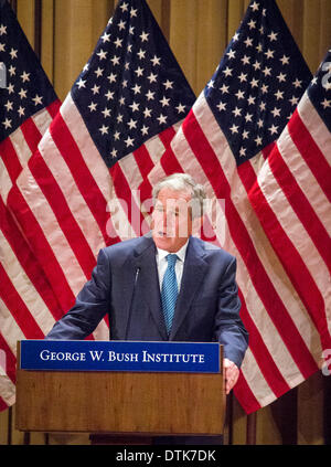 L ex Presidente George W Bush parla alla sua biblioteca presidenziale sul campus della SMU di Dallas, Texas. Foto Stock