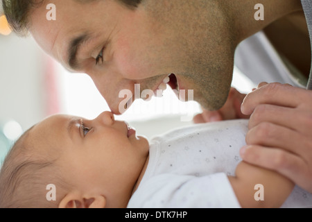 Il padre lo sfregamento dei nasi con baby boy Foto Stock