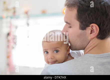 Padre kissing baby boy Foto Stock