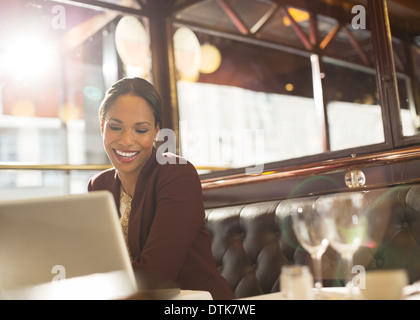 Imprenditrice lavorando nel ristorante Foto Stock