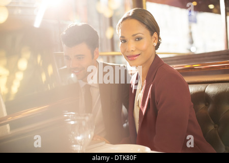 Imprenditrice sorridente in ristorante Foto Stock