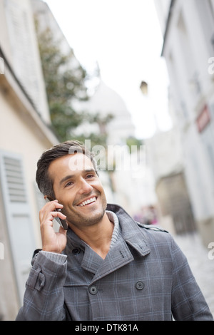 Imprenditore parlando al cellulare all'aperto Foto Stock