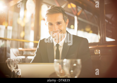 Uomo con tavoletta digitale nel ristorante Foto Stock