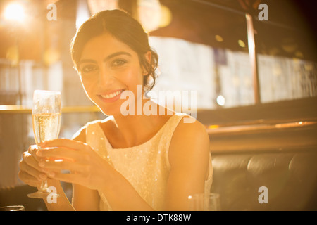 Donna con champagne nel ristorante Foto Stock