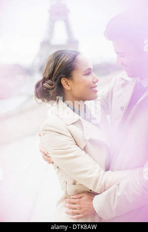 Giovane costeggiata di fronte alla Torre Eiffel, Parigi, Francia Foto Stock
