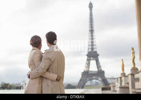 Giovane ammirando la Torre Eiffel, Parigi, Francia Foto Stock