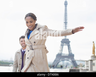 Giovane a piedi nella parte anteriore della Torre Eiffel, Parigi, Francia Foto Stock