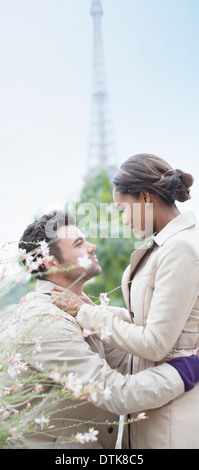 Giovane costeggiata di fronte alla Torre Eiffel, Parigi, Francia Foto Stock