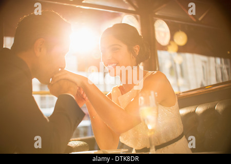 Uomo ragazza baciare la mano nel ristorante