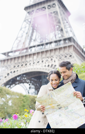 Paio di lettura mappa di fronte alla Torre Eiffel, Parigi, Francia Foto Stock