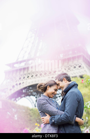 Giovane costeggiata di fronte alla Torre Eiffel, Parigi, Francia Foto Stock