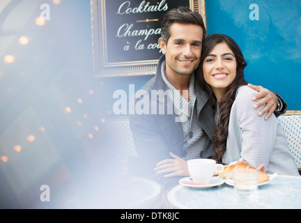 Giovane costeggiata a sidewalk cafe a Parigi, Francia Foto Stock