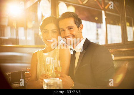 Paio di tostatura flauti champagne nel ristorante Foto Stock