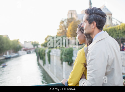 Giovane che guarda al fiume Senna, Parigi, Francia Foto Stock