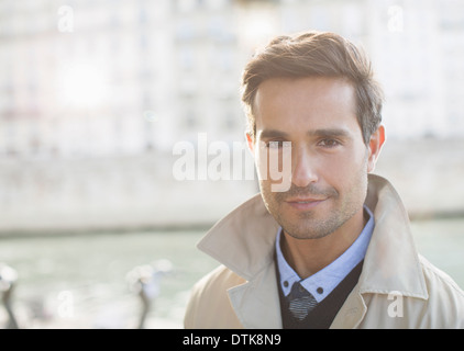 Uomo sorridente in esterno Foto Stock