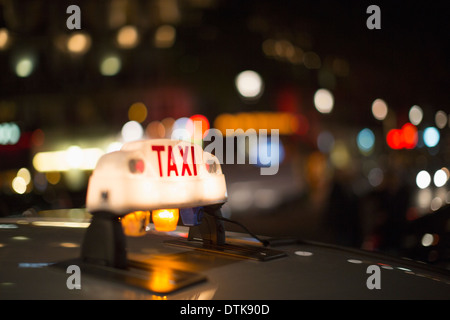 Close up illuminato taxi parigini luce, Parigi, Francia Foto Stock