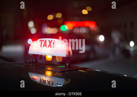 Close up illuminato taxi parigini luce, Parigi, Francia Foto Stock