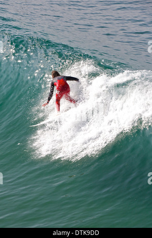 Mattina Surfer a Hermosa Beach, Los Angeles, California. Foto Stock