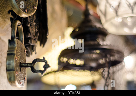 Gli oggetti di antiquariato in turco Bazaar Foto Stock