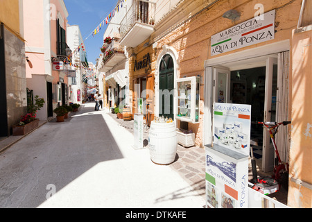 Passeggiata Shopping di Ponza Foto Stock