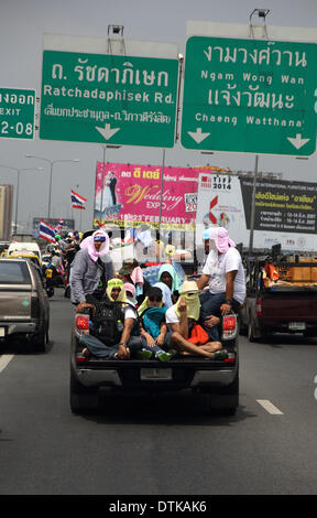 Bangkok, Tailandia. Il 19 febbraio 2014. Governo anti-manifestanti sul convoglio durante un rally all'ufficio temporaneo del custode del Primo Ministro Yingluck Shinawatra, presso l'ufficio per il segretariato permanente per la difesa. Governo anti-manifestanti a Bangkok circondato l'ufficio temporaneo di Yingluck Shinawatra, il giorno dopo la repressione di polizia 5 morti nella capitale il centro. Credito: Sanji Dee/Alamy Live News Foto Stock