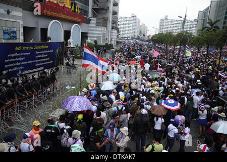 Bangkok, Tailandia. Il 19 febbraio 2014. Governo anti-manifestanti rally di fronte all'ufficio temporaneo del custode del Primo Ministro Yingluck Shinawatra, presso l'ufficio per il segretariato permanente per la difesa. Governo anti-manifestanti a Bangkok circondato l'ufficio temporaneo di Yingluck Shinawatra, il giorno dopo la repressione di polizia 5 morti nella capitale il centro. Credito: Sanji Dee/Alamy Live News Foto Stock