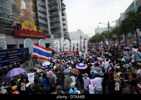 Bangkok, Tailandia. Il 19 febbraio 2014. Governo anti-manifestanti rally di fronte all'ufficio temporaneo del custode del Primo Ministro Yingluck Shinawatra, presso l'ufficio per il segretariato permanente per la difesa. Governo anti-manifestanti a Bangkok circondato l'ufficio temporaneo di Yingluck Shinawatra, il giorno dopo la repressione di polizia 5 morti nella capitale il centro. Credito: Sanji Dee/Alamy Live News Foto Stock