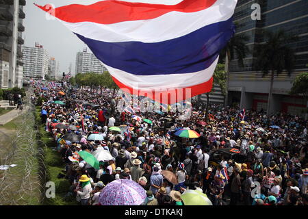 Bangkok, Tailandia. Il 19 febbraio 2014. Governo anti-manifestanti rally di fronte all'ufficio temporaneo del custode del Primo Ministro Yingluck Shinawatra, presso l'ufficio per il segretariato permanente per la difesa. Governo anti-manifestanti a Bangkok circondato l'ufficio temporaneo di Yingluck Shinawatra, il giorno dopo la repressione di polizia 5 morti nella capitale il centro. Credito: Sanji Dee/Alamy Live News Foto Stock