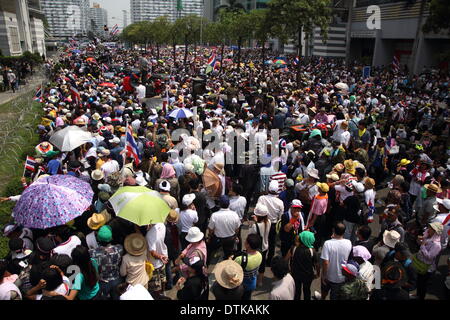 Bangkok, Tailandia. Il 19 febbraio 2014. Governo anti-manifestanti rally di fronte all'ufficio temporaneo del custode del Primo Ministro Yingluck Shinawatra, presso l'ufficio per il segretariato permanente per la difesa. Governo anti-manifestanti a Bangkok circondato l'ufficio temporaneo di Yingluck Shinawatra, il giorno dopo la repressione di polizia 5 morti nella capitale il centro. Credito: Sanji Dee/Alamy Live News Foto Stock