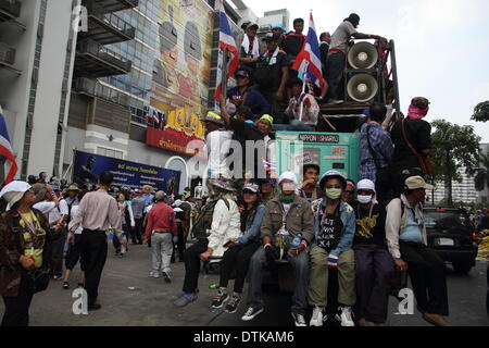 Bangkok, Tailandia. Il 19 febbraio 2014. Governo anti-manifestanti rally di fronte all'ufficio temporaneo del custode del Primo Ministro Yingluck Shinawatra, presso l'ufficio per il segretariato permanente per la difesa. Governo anti-manifestanti a Bangkok circondato l'ufficio temporaneo di Yingluck Shinawatra, il giorno dopo la repressione di polizia 5 morti nella capitale il centro. Credito: Sanji Dee/Alamy Live News Foto Stock