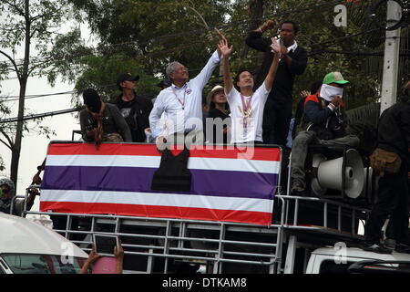 Bangkok, Tailandia. Il 19 febbraio 2014. Governo anti-leader di protesta Suthep Thaugsuban salutare i suoi sostenitori vicino l'ufficio temporaneo del custode del Primo Ministro Yingluck Shinawatra, presso l'ufficio per il segretariato permanente per la difesa. Governo anti-manifestanti a Bangkok circondato l'ufficio temporaneo di Yingluck Shinawatra, il giorno dopo la repressione di polizia 5 morti nella capitale il centro. Credito: Sanji Dee/Alamy Live News Foto Stock