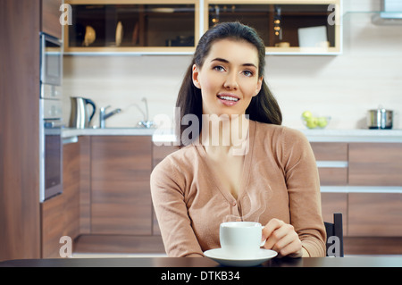 Una bellezza ragazza sullo sfondo di cucina Foto Stock