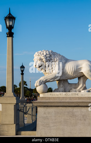 Un Lion statua da sant'Agostino il Ponte dei Leoni in Florida. La croce della missione Nombre de Dios in background. Foto Stock