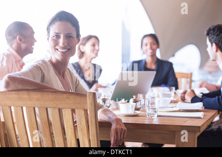 Imprenditrice sorridente in riunione Foto Stock