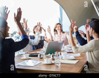 La gente di affari il tifo in riunione Foto Stock