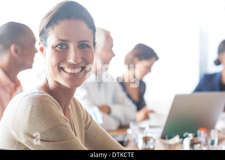 Imprenditrice sorridente in riunione Foto Stock