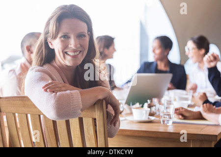 Imprenditrice sorridente in riunione Foto Stock