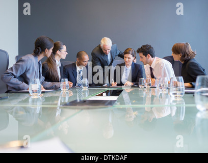 La gente di affari di parlare in riunione Foto Stock