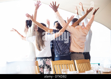 La gente di affari il tifo in office Foto Stock