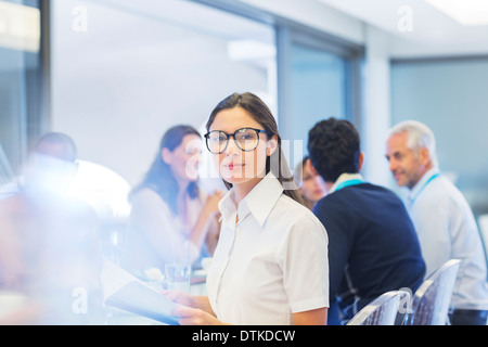 Imprenditrice sorridente in riunione Foto Stock