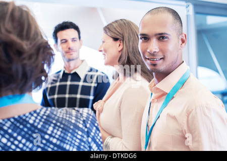 Imprenditore sorridente in ufficio Foto Stock