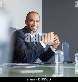 Imprenditore sorridente in riunione Foto Stock