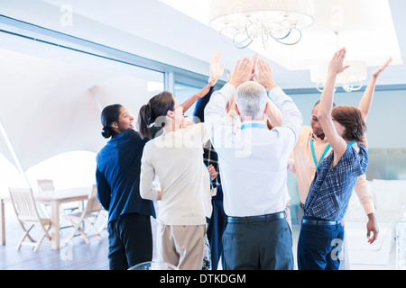 La gente di affari il tifo in office Foto Stock