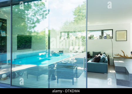 La riflessione sul vetro della finestra di casa moderna Foto Stock