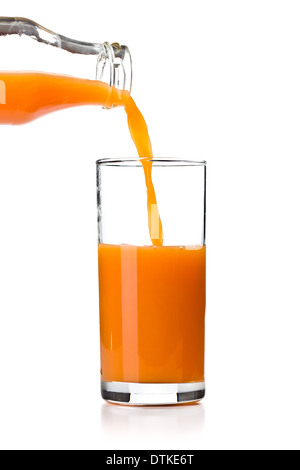 Il succo di carota versando in vetro Foto Stock