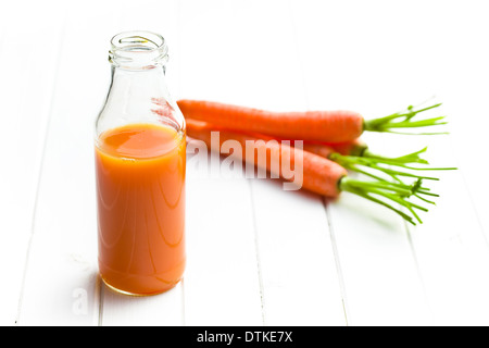 La bottiglia di succo di carota con carote Foto Stock