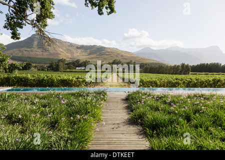 Passerella in legno e lap pool nel paesaggio rurale Foto Stock